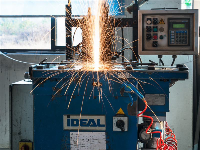 無錫鋸床生產廠家教您碰到自動鋸床變速箱漏油的情況該如何解決？